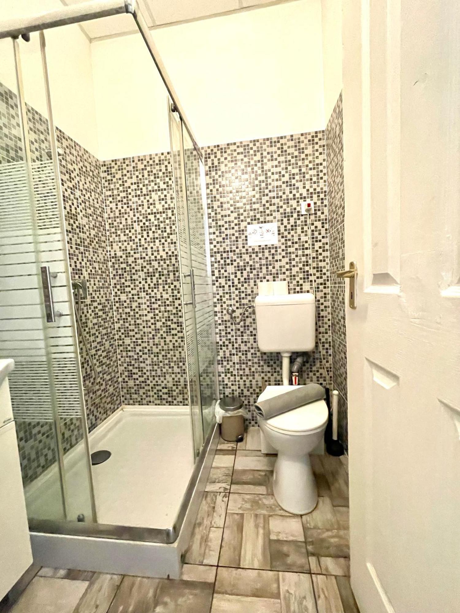 Aradi Rooms With Private Bathroom In The City Centre Budapest Esterno foto