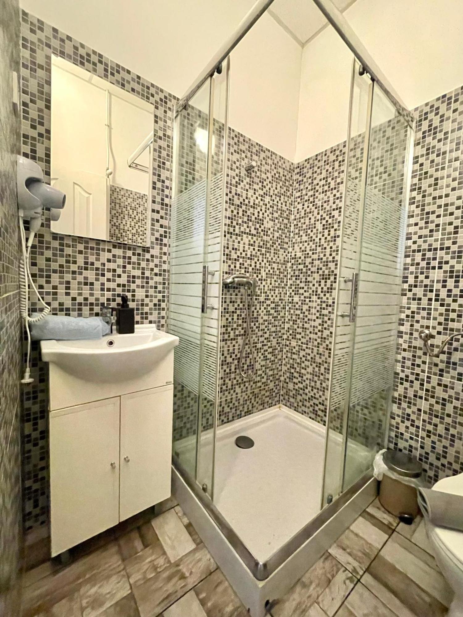 Aradi Rooms With Private Bathroom In The City Centre Budapest Esterno foto